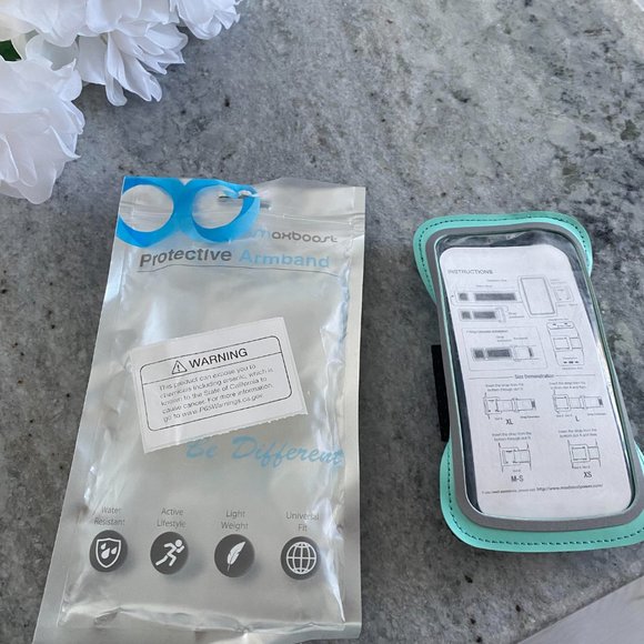 NEW Maxboost Protective Armband Water Resistant Universal Fit For Phones Black - Picture 2 of 2